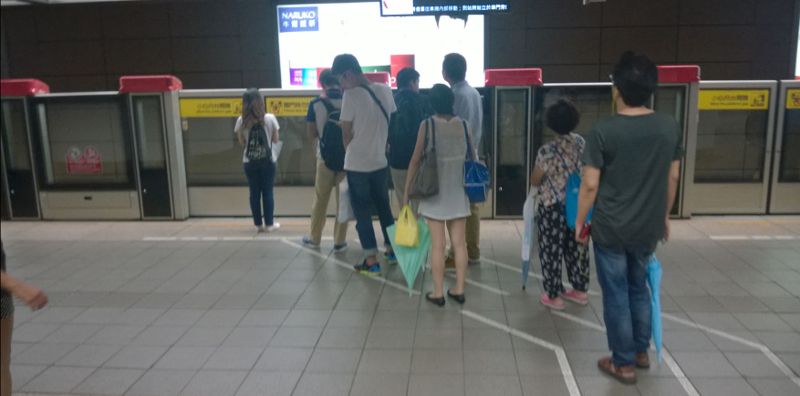 taipei pedestrian metro queue